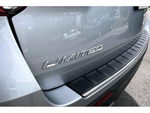 Used 2023 Ford Explorer Limited AWD/4WD image 8