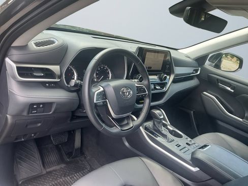 Used 2025 Toyota Highlander XLE AWD/4WD image 11