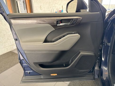 Used 2022 Toyota Highlander Platinum AWD/4WD image 38