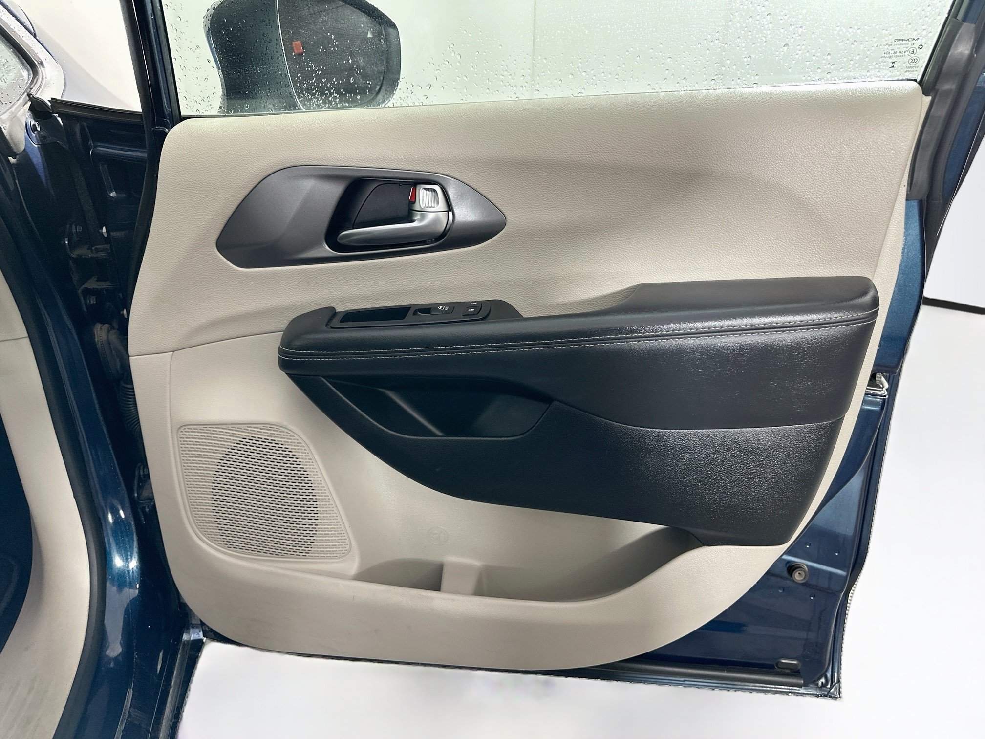 Used 2023 Chrysler Pacifica Touring-L FWD image 31
