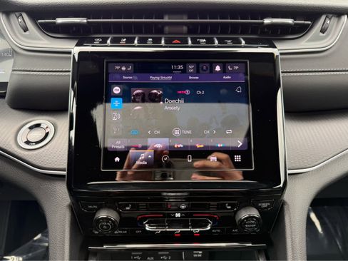 Used 2025 Jeep Grand Cherokee L Altitude image 17