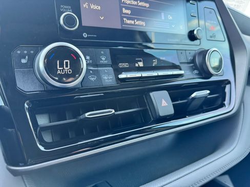 Used 2020 Toyota Highlander XLE AWD/4WD image 34