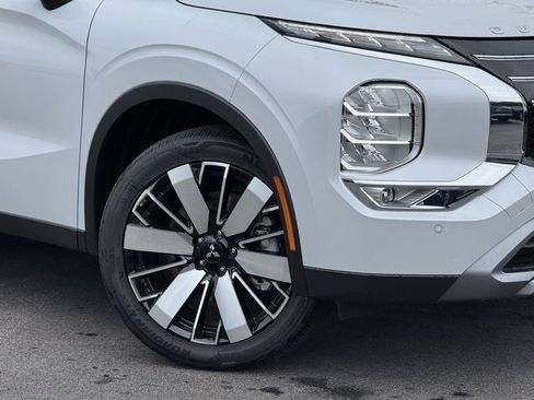 New 2025 Mitsubishi Outlander SE image 2