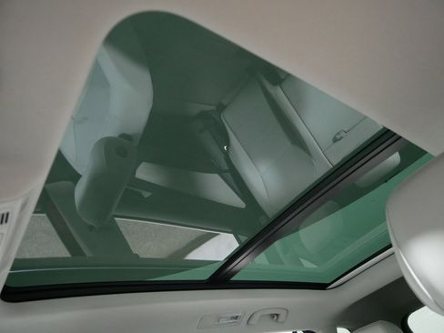 Used 2018 Volkswagen Tiguan SEL image 32