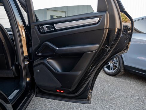 Certified 2023 Porsche Cayenne Platinum Edition image 36