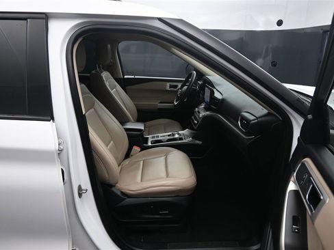 Used 2021 Ford Explorer XLT w/ Equipment Group 202A RWD image 9