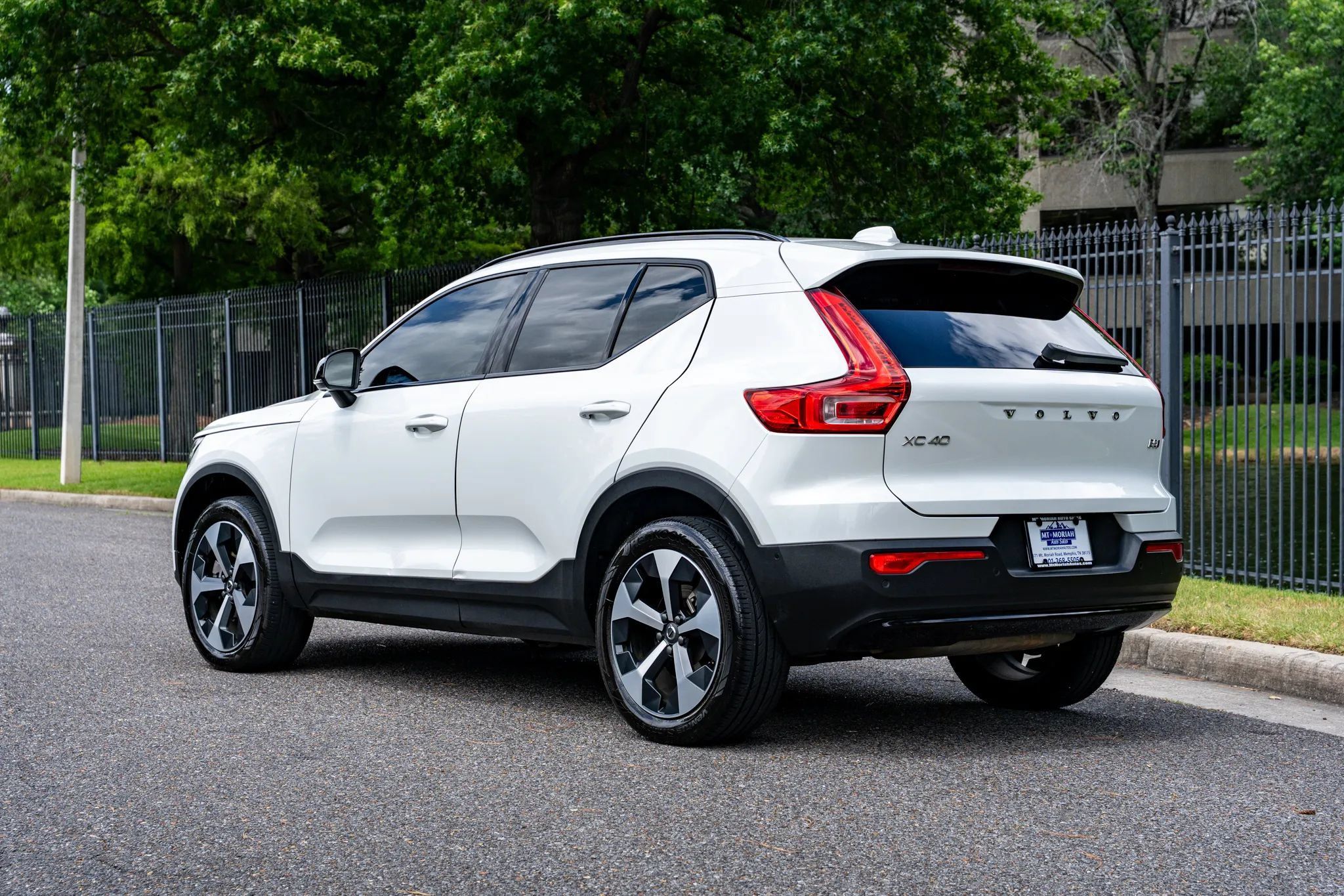Used 2024 Volvo XC40 B5 Plus AWD/4WD image 8