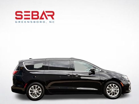 Used 2026 Chrysler Pacifica Limited FWD image 8