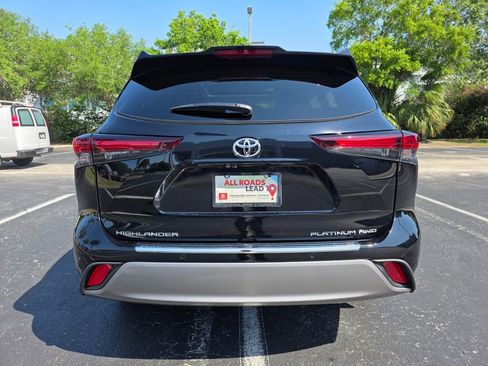 New 2026 Toyota Highlander Platinum AWD/4WD image 10