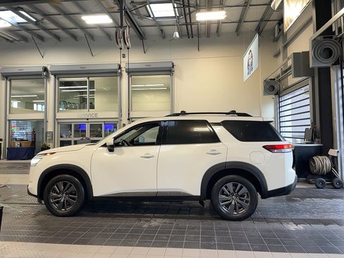 Used 2022 Nissan Pathfinder SV AWD/4WD image 4