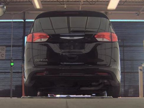 Used 2017 Chrysler Pacifica Touring w/ Tire & Wheel Group image 5