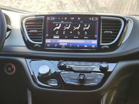 Used 2024 Chrysler Pacifica Pinnacle FWD image 20