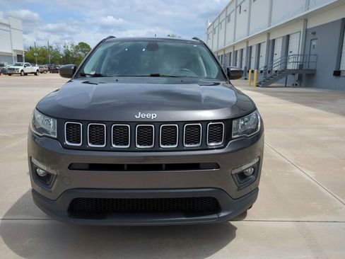 Used 2019 Jeep Compass Latitude image 2