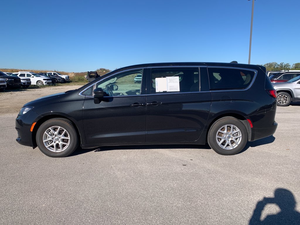 Used 2023 Chrysler Voyager LX FWD image 3