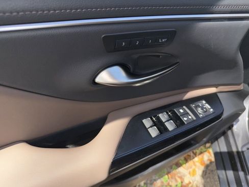 Certified 2025 Lexus ES 300h w/ Premium Package image 13