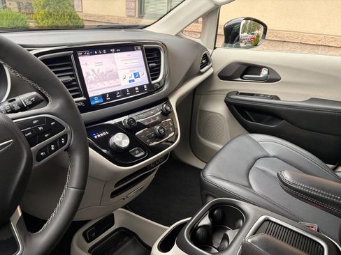Used 2024 Chrysler Pacifica Touring-L FWD image 21