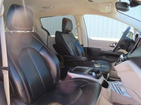 Used 2023 Chrysler Pacifica Touring-L FWD image 23