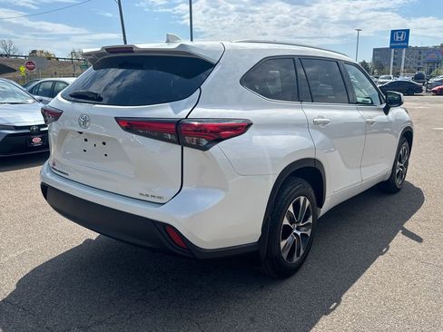 Used 2021 Toyota Highlander XLE AWD/4WD image 10