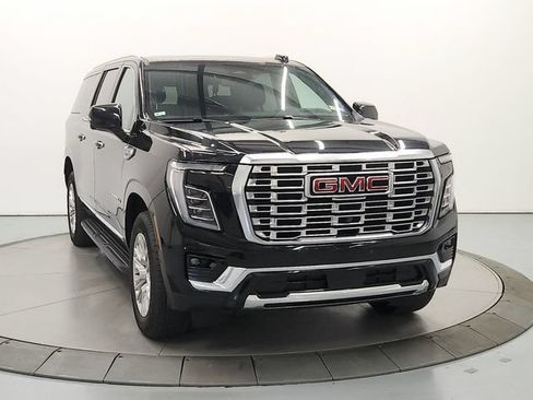 Used 2025 GMC Yukon XL Denali AWD/4WD image 3