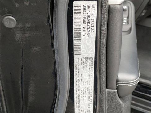 Used 2025 Jeep Grand Cherokee Limited w/ Luxury Tech Group II image 16