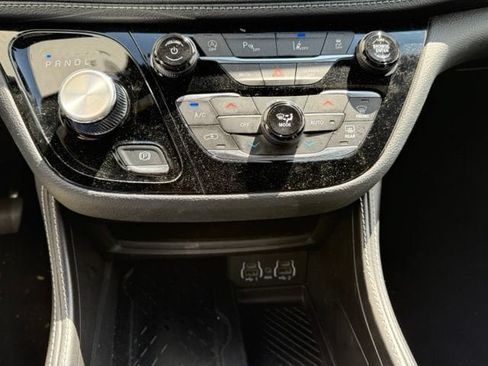Used 2025 Chrysler Pacifica Limited FWD image 36