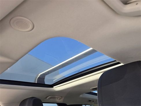 Used 2023 Land Rover Discovery S image 17