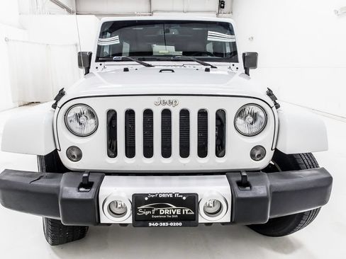 Used 2014 Jeep Wrangler Unlimited Sahara w/ Connectivity Group AWD/4WD image 11