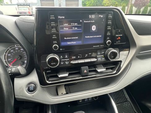 Used 2022 Toyota Highlander LE AWD/4WD image 23