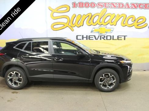 Used 2024 Chevrolet Trax LT w/ Driver Confidence Package FWD image 1