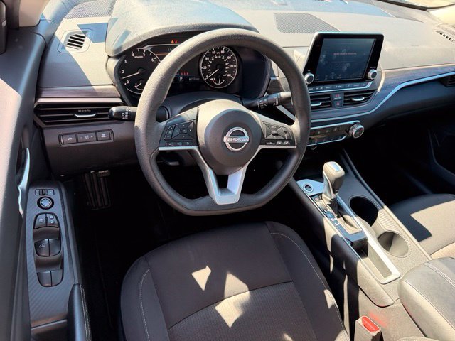 Used 2025 Nissan Altima 2.5 SV FWD image 19