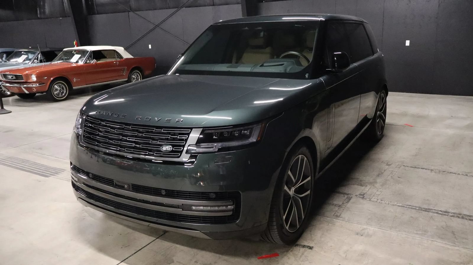 Used 2025 Land Rover Range Rover Long Wheelbase SE AWD/4WD image 3