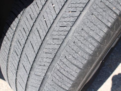 Used 2010 Volkswagen Tiguan SE image 16