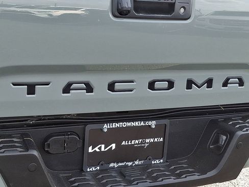 Used 2023 Toyota Tacoma TRD Off-Road w/ Technology Package AWD/4WD image 28