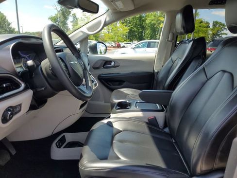 Used 2023 Chrysler Pacifica Touring-L FWD image 8