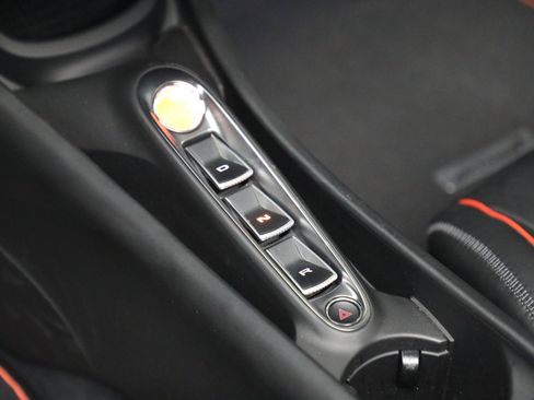 Used 2025 McLaren Artura Spider RWD image 32
