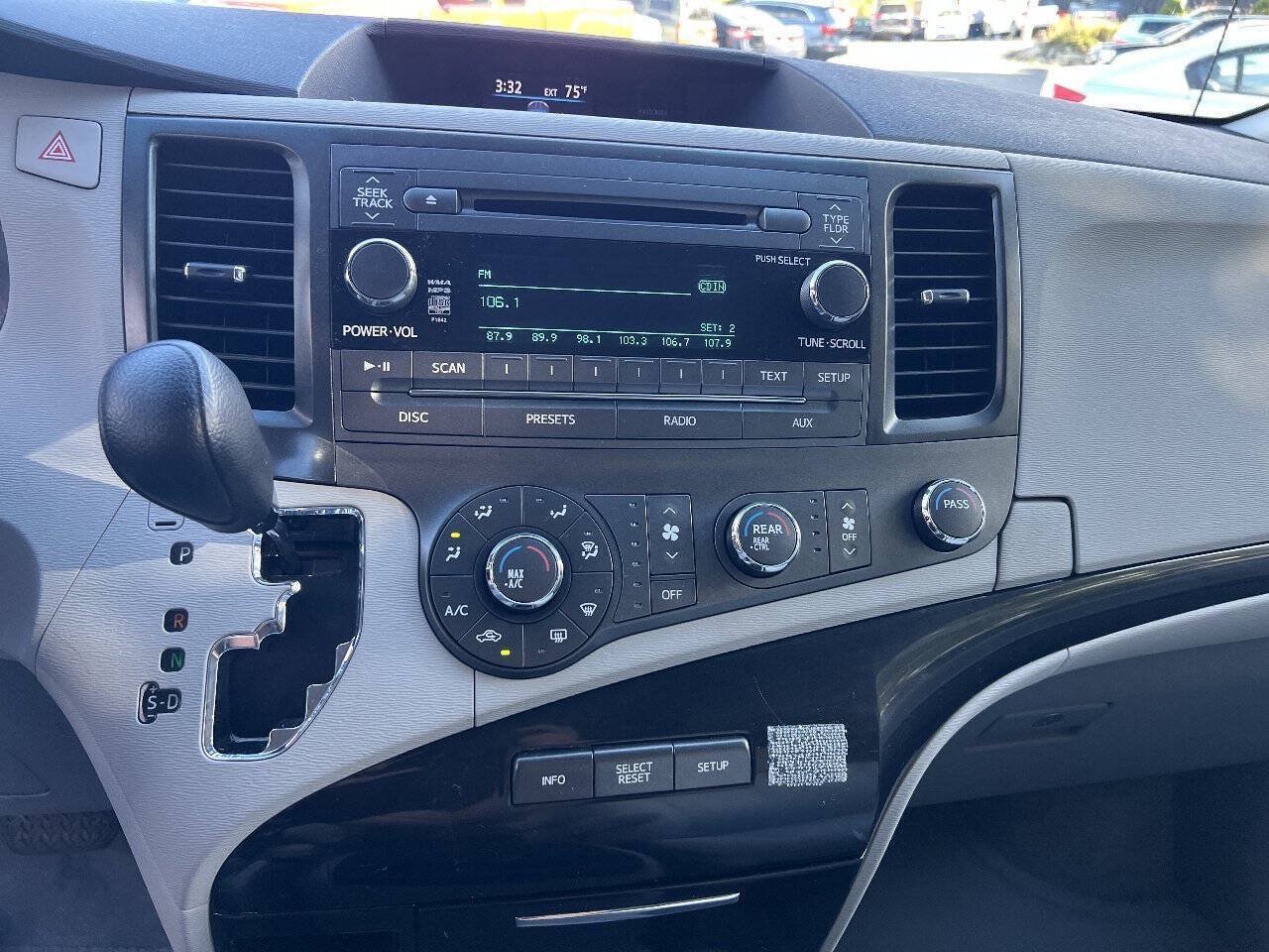 Used 2012 Toyota Sienna LE w/ Towing Pkg AWD/4WD image 32