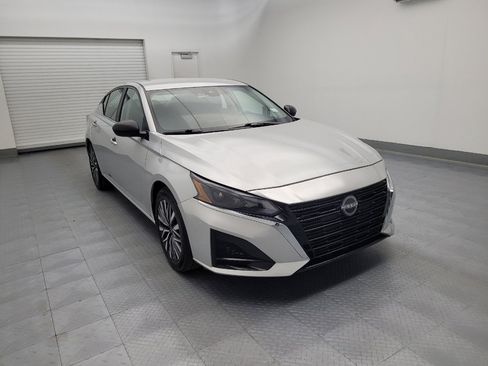 Used 2025 Nissan Altima 2.5 SV FWD image 13