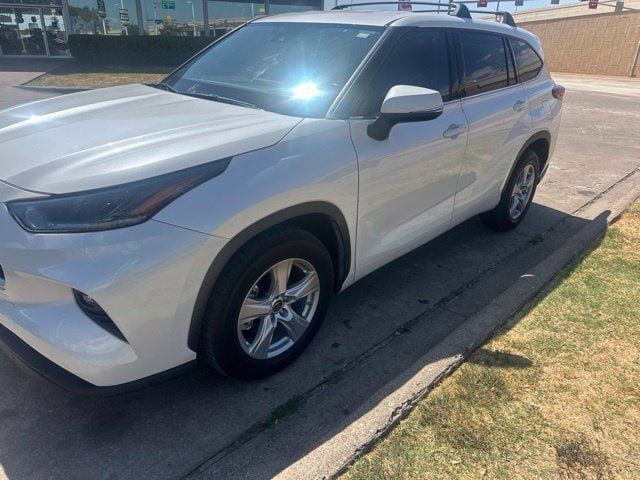 Used 2021 Toyota Highlander LE FWD image 2