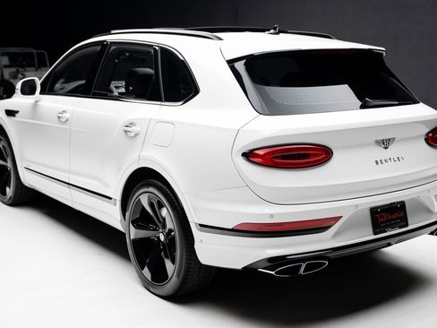 Used 2021 Bentley Bentayga Plug-In Hybrid AWD/4WD image 24