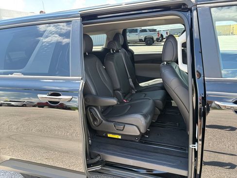 Used 2026 Kia Carnival FWD image 41