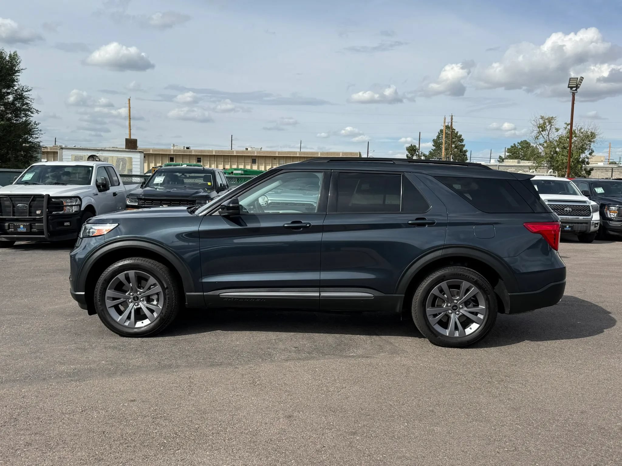 Used 2022 Ford Explorer XLT w/ Equipment Group 202A AWD/4WD image 3