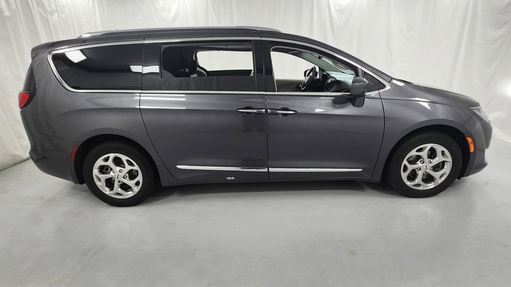 Used 2017 Chrysler Pacifica Touring-L Plus FWD image 2