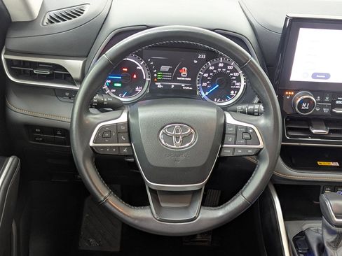 Used 2023 Toyota Highlander Bronze Edition image 4