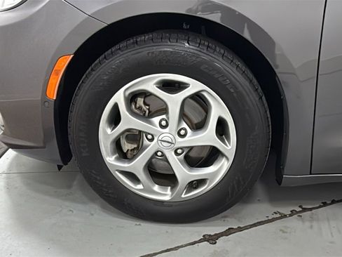 Used 2022 Chrysler Pacifica Limited image 25