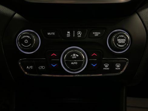 Used 2019 Jeep Cherokee Limited AWD/4WD image 12