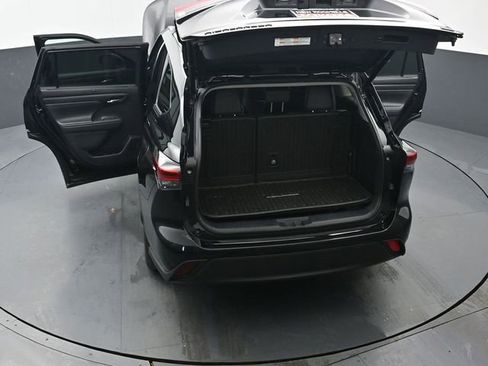 Used 2023 Toyota Highlander XLE FWD image 48