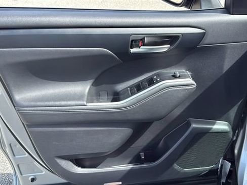 Used 2023 Toyota Highlander XLE FWD image 18