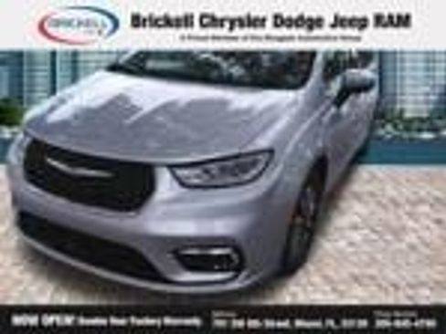 Used 2023 Chrysler Pacifica Touring-L FWD image 1