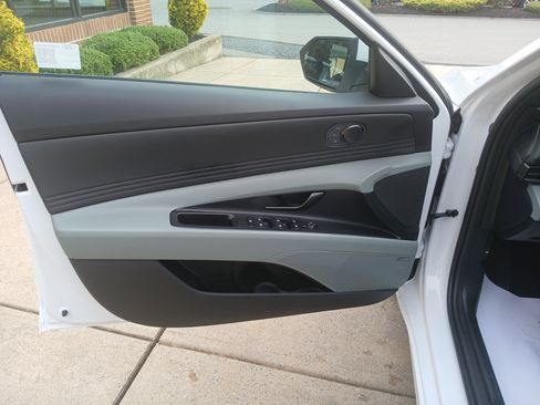 New 2025 Hyundai Elantra Limited image 15