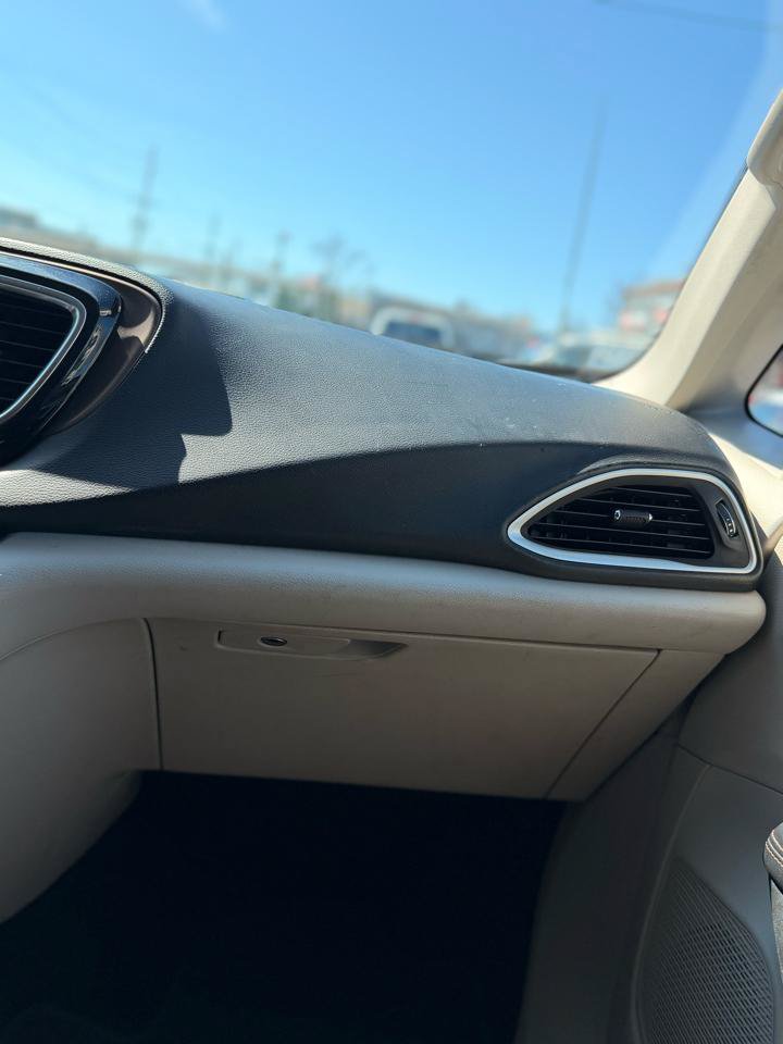 Used 2019 Chrysler Pacifica Touring-L FWD image 14